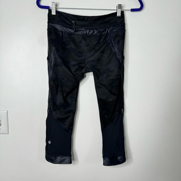 Lululemon Rare Chase Me Crop II Black camo leggings - Picture 8 of 8
